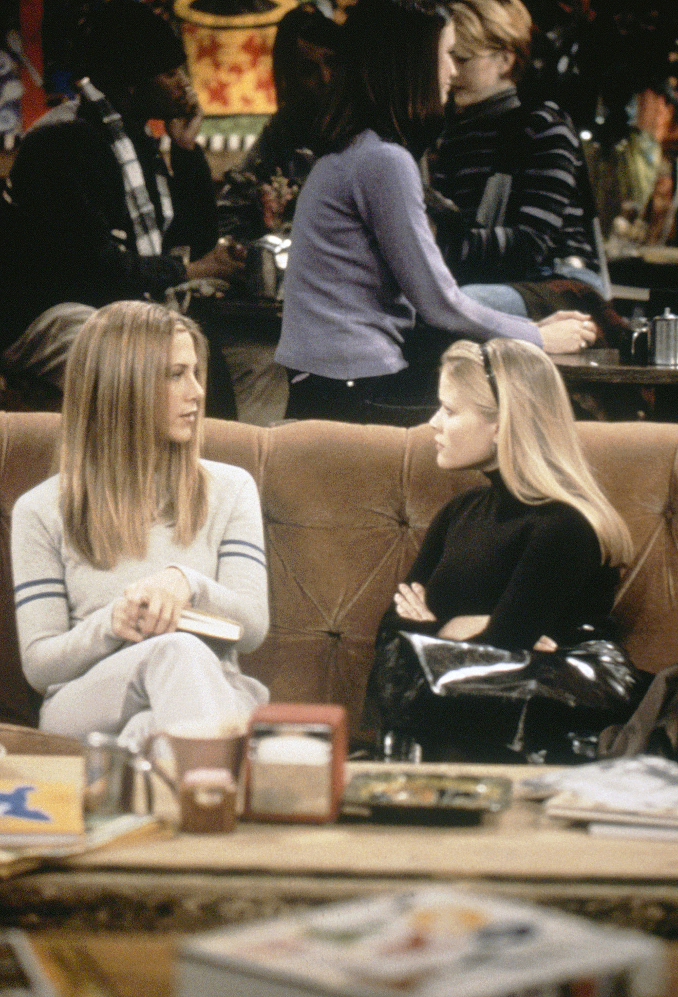 Still of Jennifer Aniston and Reese Witherspoon in Draugai (1994)