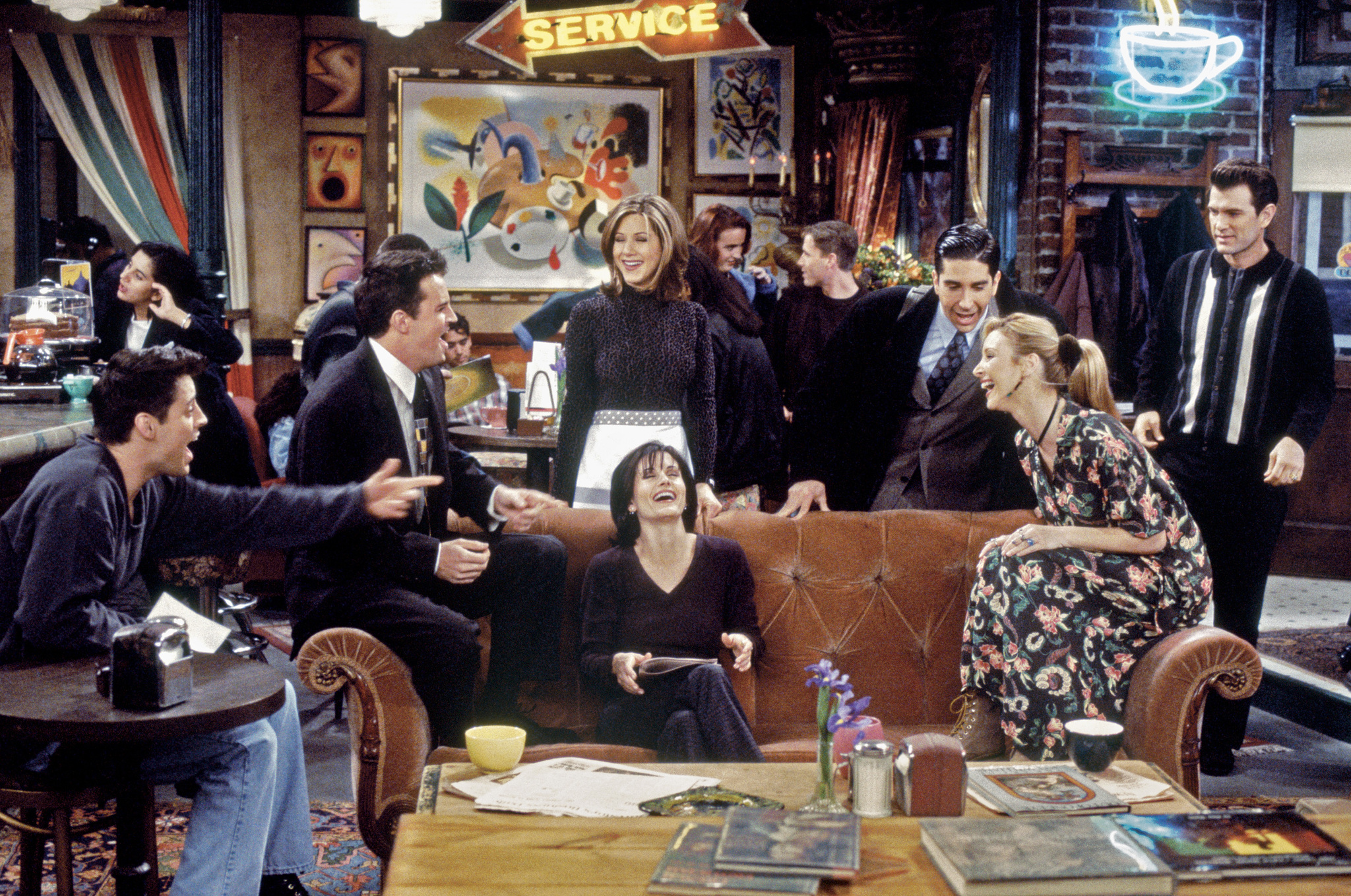 Still of Jennifer Aniston, Courteney Cox, Chris Isaak, Lisa Kudrow, Matt LeBlanc, Matthew Perry and David Schwimmer in Draugai (1994)