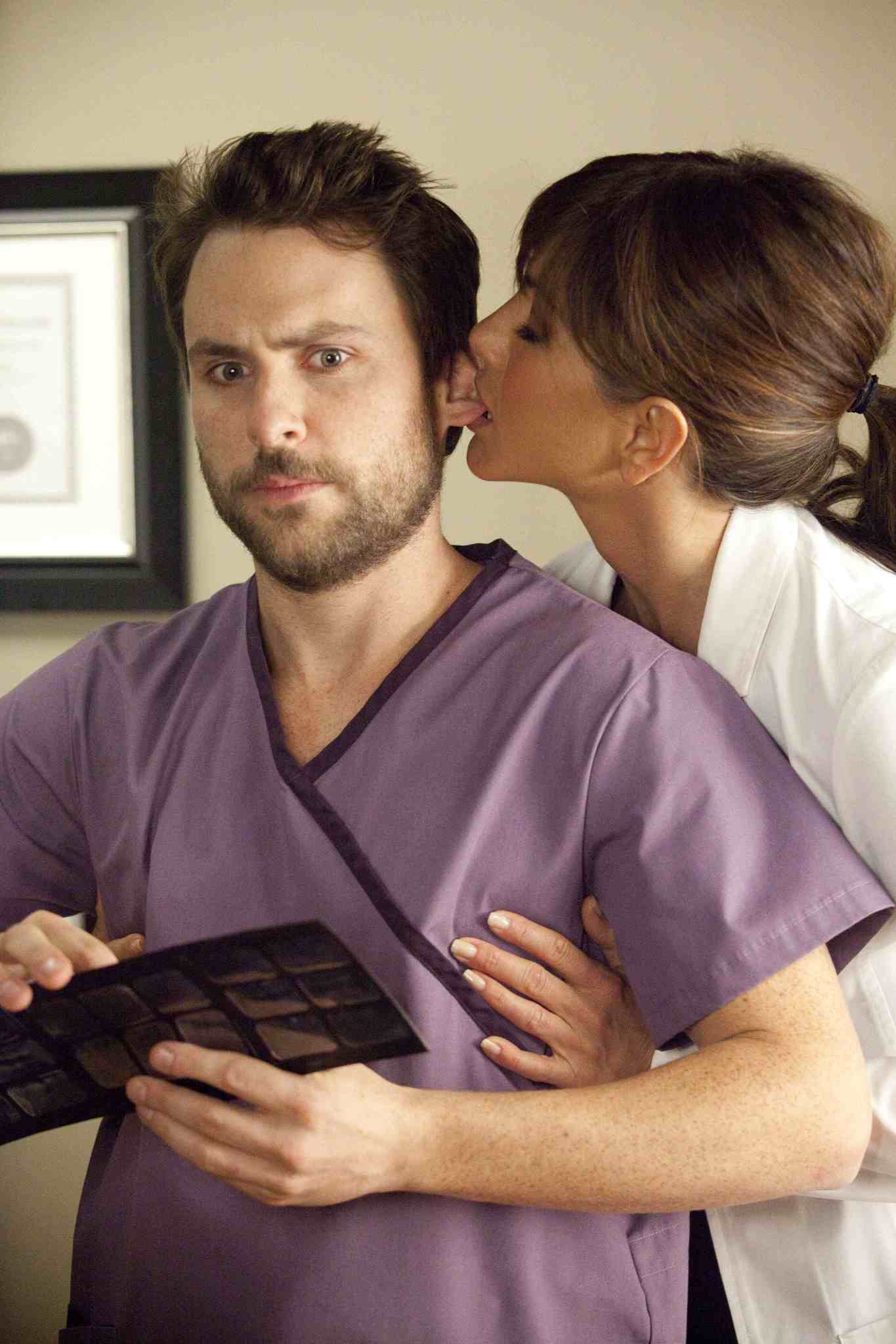 Still of Jennifer Aniston and Charlie Day in Kaip atsikratyti boso? (2011)