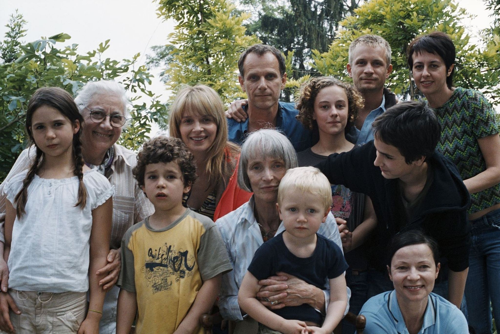 Still of Juliette Binoche, Charles Berling, Valérie Bonneton, Dominique Reymond, Jérémie Renier, Isabelle Sadoyan, Edith Scob, Alice de Lencquesaing, Emile Berling, Pearl Kechichiglonian, Max Ricat and Alistair Forwood in L'heure d'été (2008)