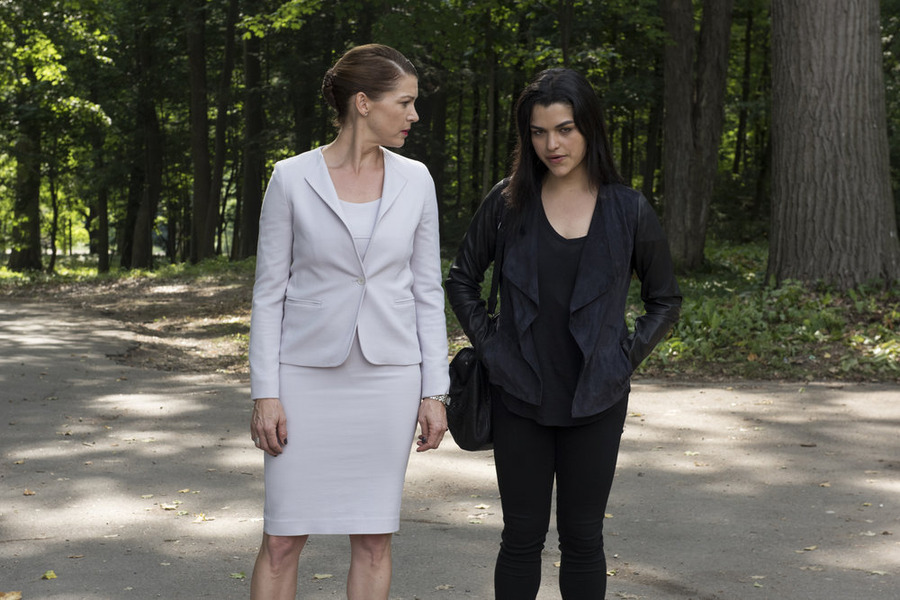 Still of Rya Kihlstedt and Eve Harlow in Heroes Reborn (2015)