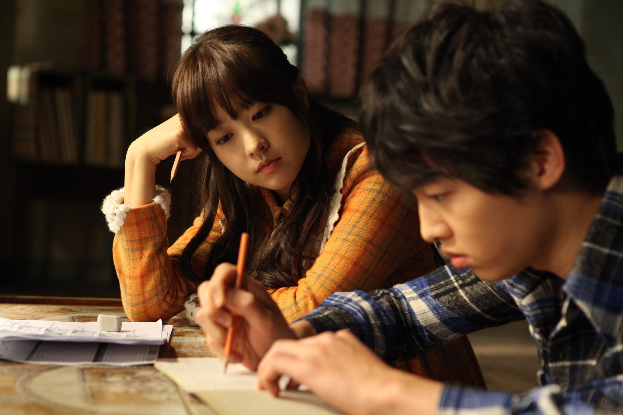 Still of Bo-yeong Park and Joong-ki Song in Neuk-dae-so-nyeon (2012)