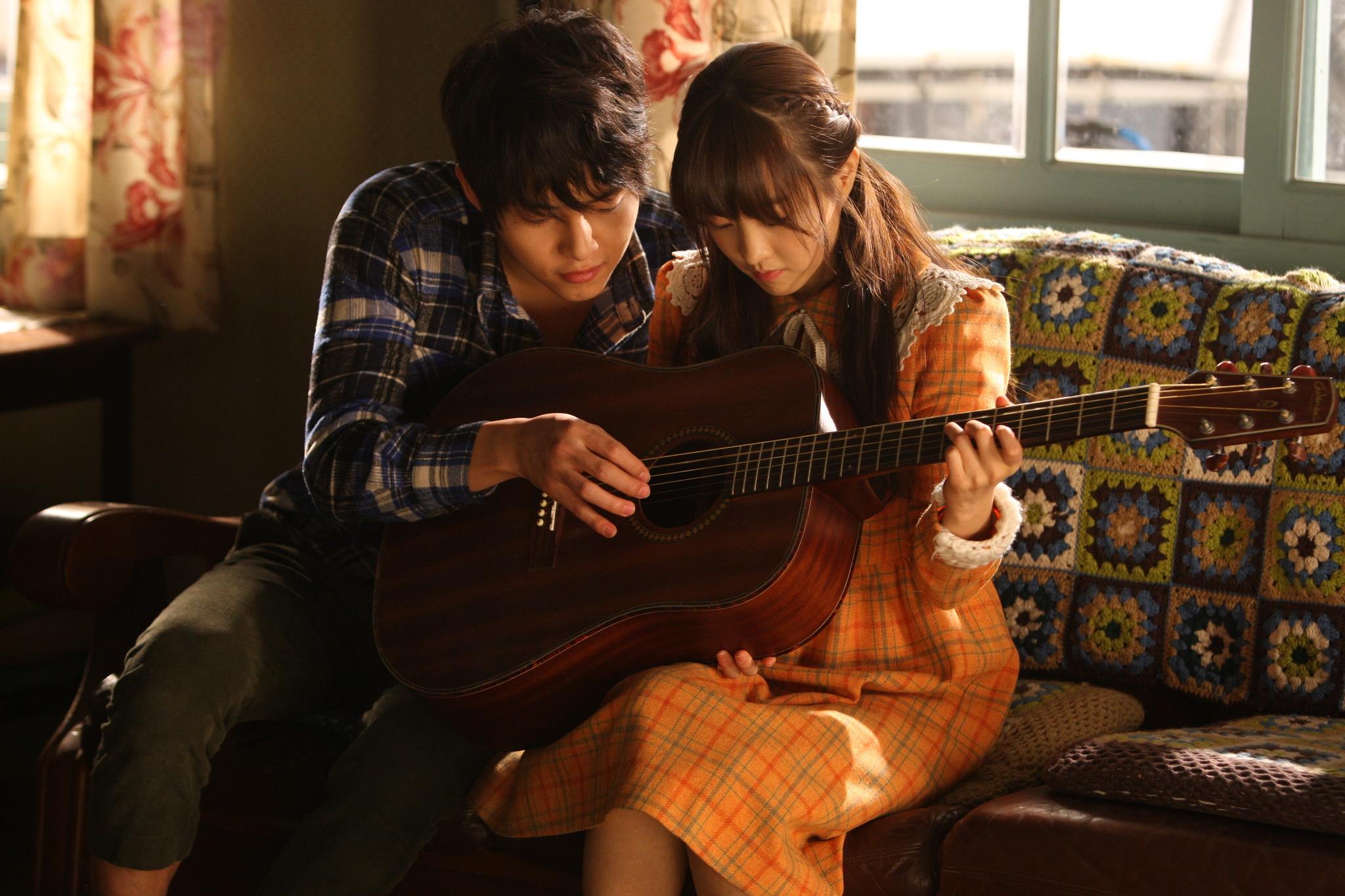 Still of Bo-yeong Park and Joong-ki Song in Neuk-dae-so-nyeon (2012)