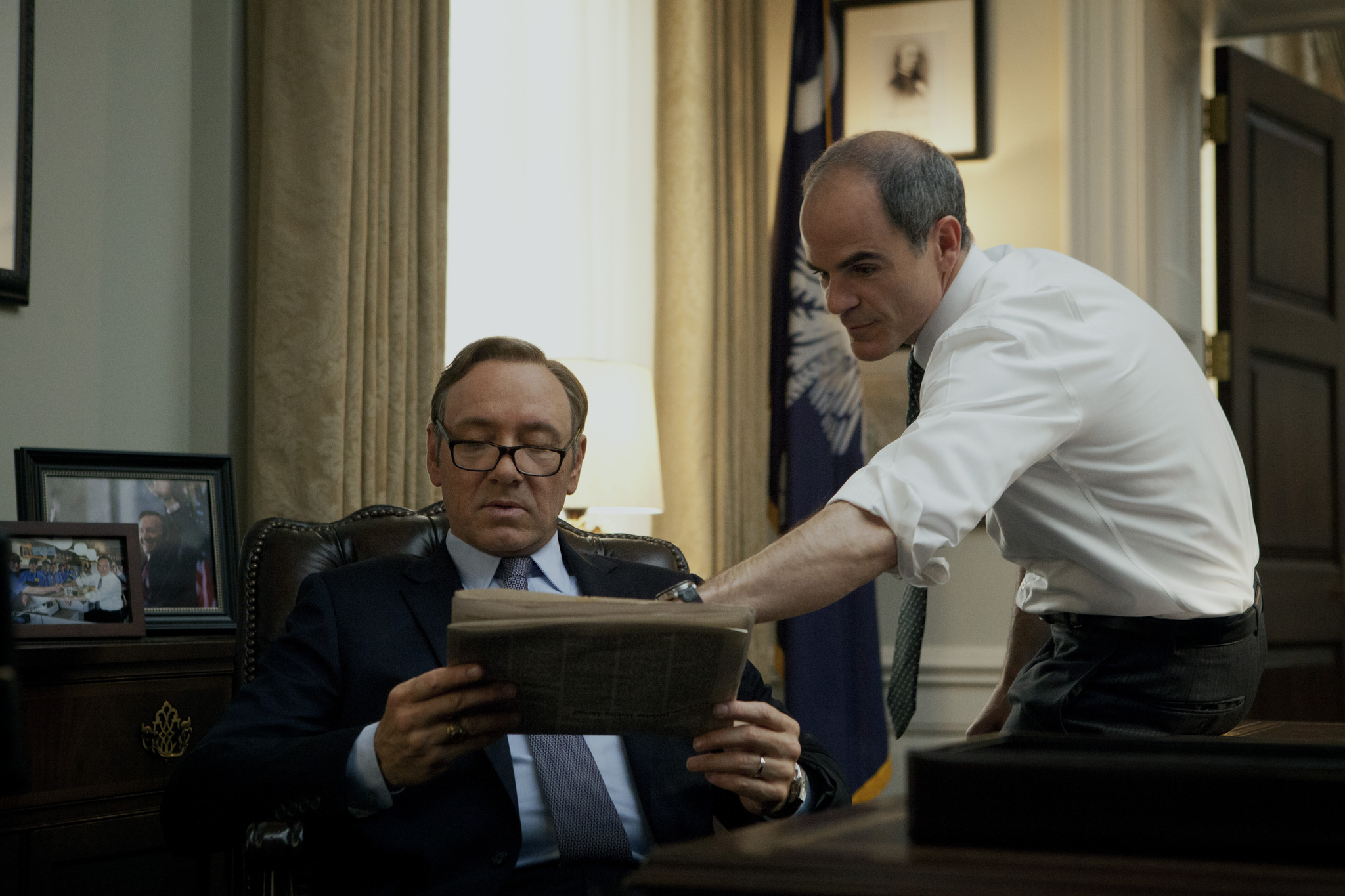 Still of Kevin Spacey and Michael Kelly in Kortu Namelis (2013)