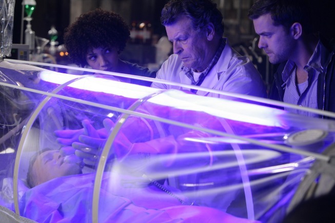 Still of Joshua Jackson, John Noble and Jasika Nicole in Ties riba (2008)