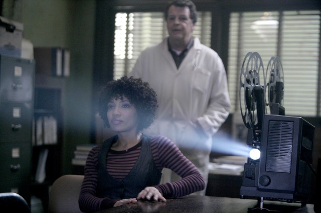 Still of John Noble and Jasika Nicole in Ties riba (2008)