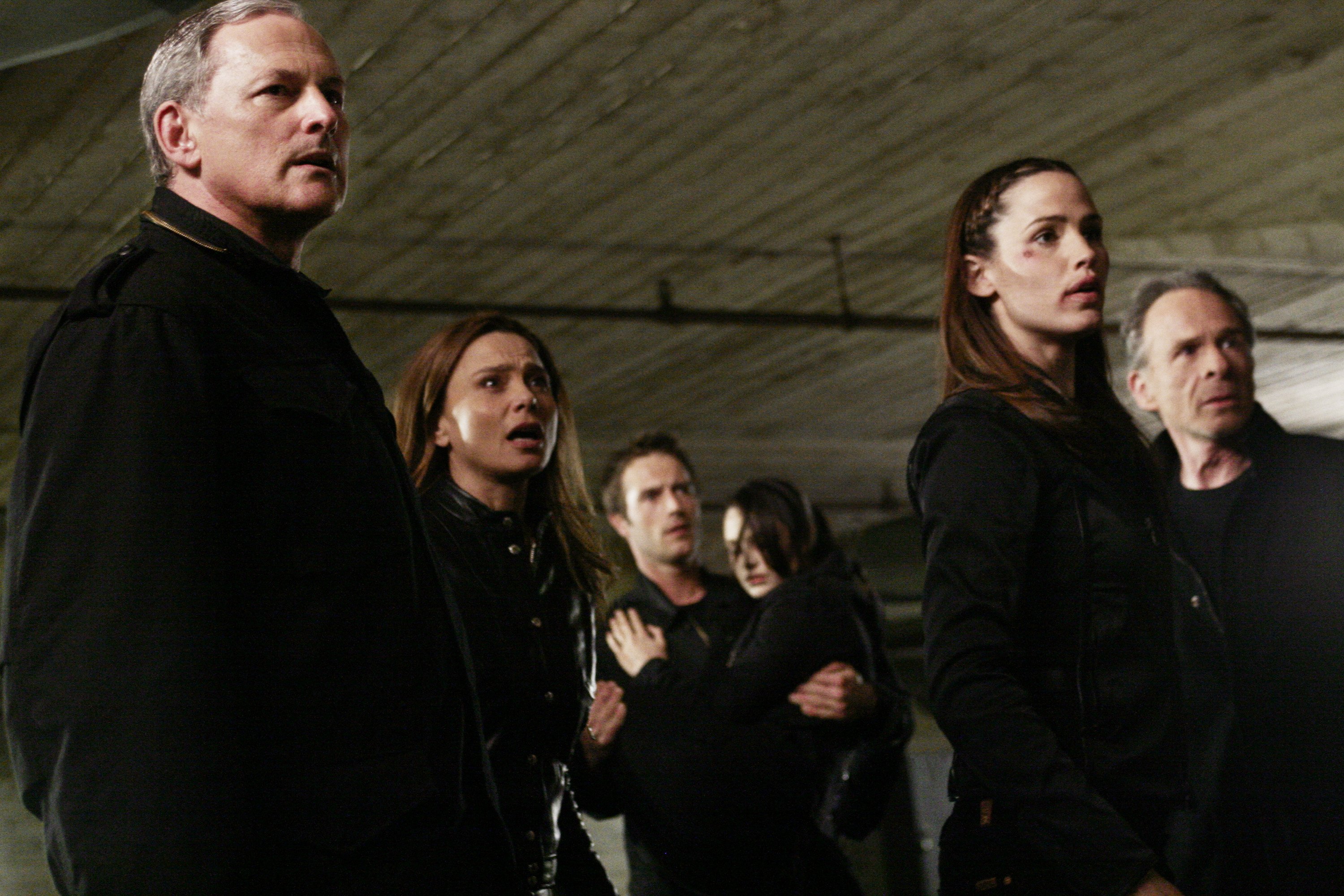 Still of Lena Olin, Victor Garber, Jennifer Garner, Mía Maestro, Ron Rifkin and Michael Vartan in Alias (2001)