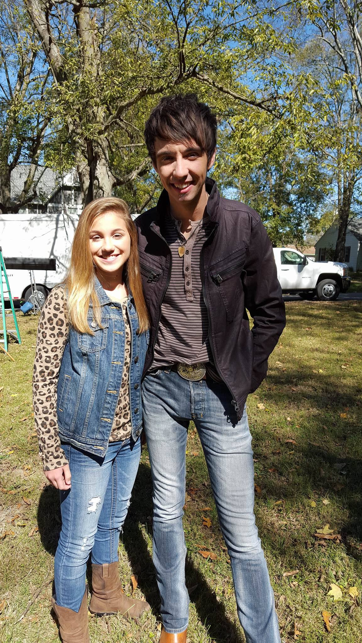 ON SET WITH MO PITNEY. A BOY AND A GIRL THING.