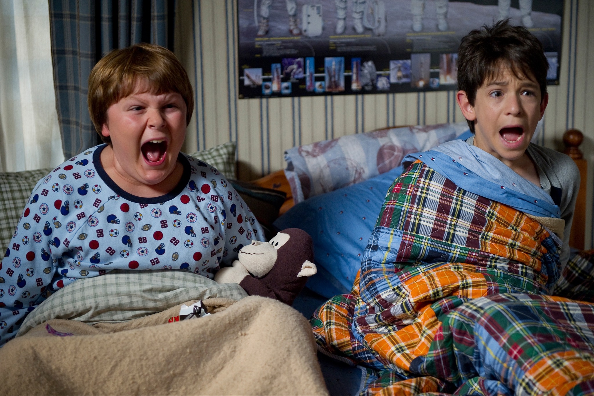 Still of Zachary Gordon and Robert Capron in Diary of a Wimpy Kid: Rodrick Rules (2011)