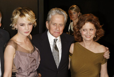 Michael Douglas, Susan Sarandon and Carey Mulligan at event of Volstrytas: pinigai nesnaudzia (2010)