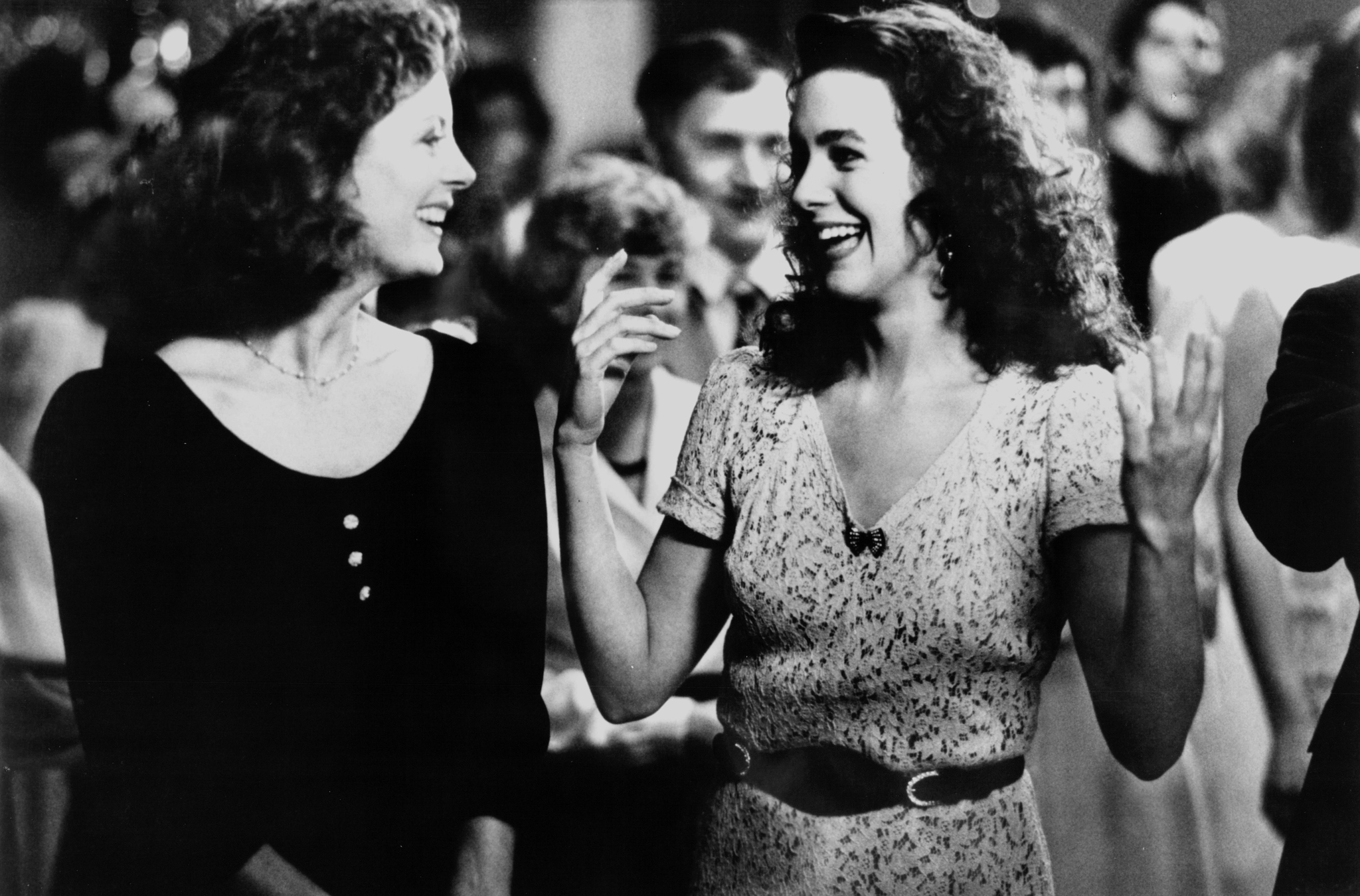 Still of Susan Sarandon and Elizabeth Perkins in Sweet Hearts Dance (1988)