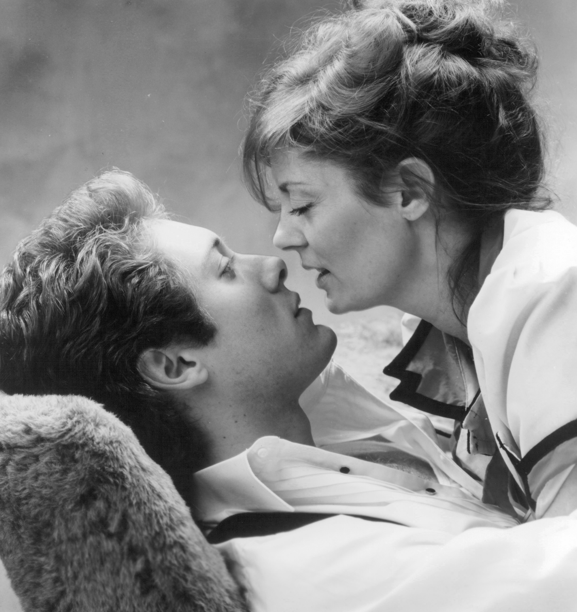 Still of Susan Sarandon and James Spader in White Palace (1990)