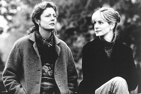 Still of Julia Roberts and Susan Sarandon in Stepmom (1998)