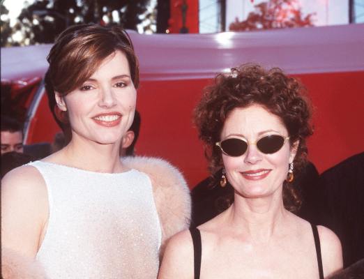 Geena Davis and Susan Sarandon at event of The 70th Annual Academy Awards (1998)