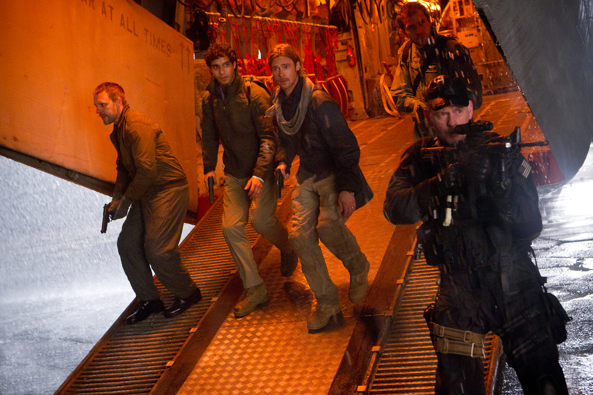 Still of Brad Pitt, Grégory Fitoussi, John Gordon Sinclair and Elyes Gabel in Pasaulinis karas Z (2013)