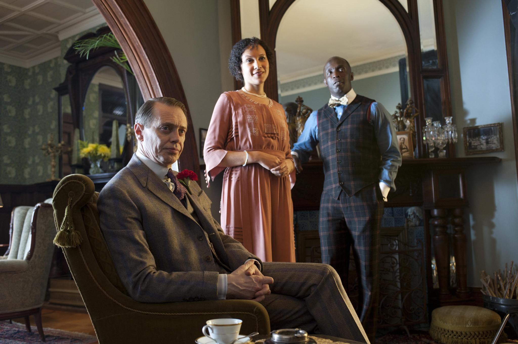 Still of Steve Buscemi, Michael Kenneth Williams and Natalie Wachen in Sausas istatymas: mafijos gimimas (2010)