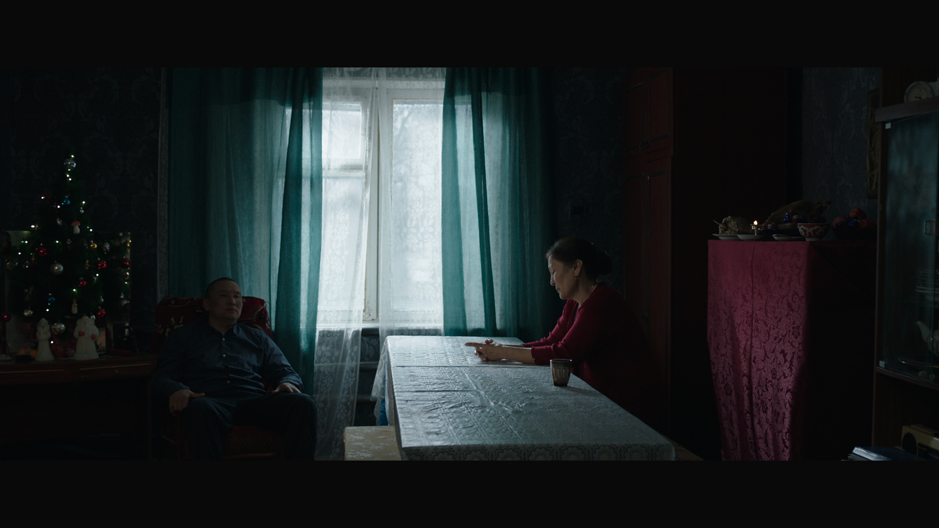 Still of Sergey Adianov and Lyubov Ubushieva in Chaiki (2015)