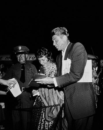Ronald and Nancy Reagan signing autographs at the 
