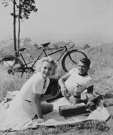 Ronald Reagan and wife Jane Wyman having a picnic C. 1940