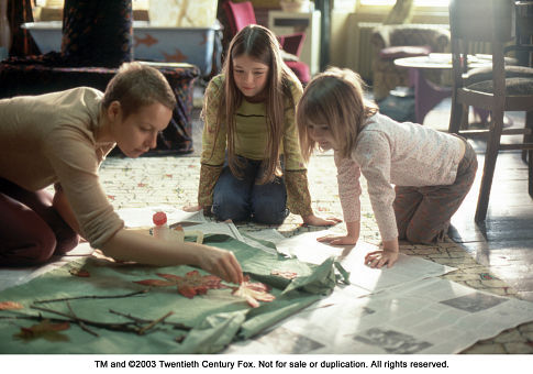 Still of Sarah Bolger, Samantha Morton and Emma Bolger in In America (2002)