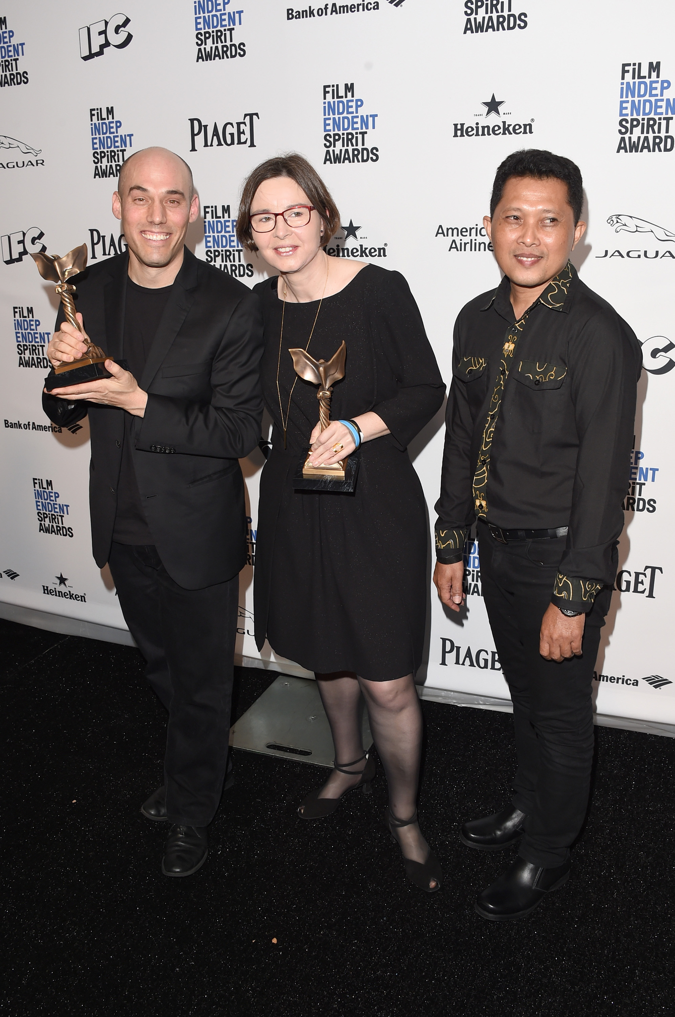 Joshua Oppenheimer, Signe Byrge Sørensen and Adi Rukun at event of 31st Film Independent Spirit Awards (2016)