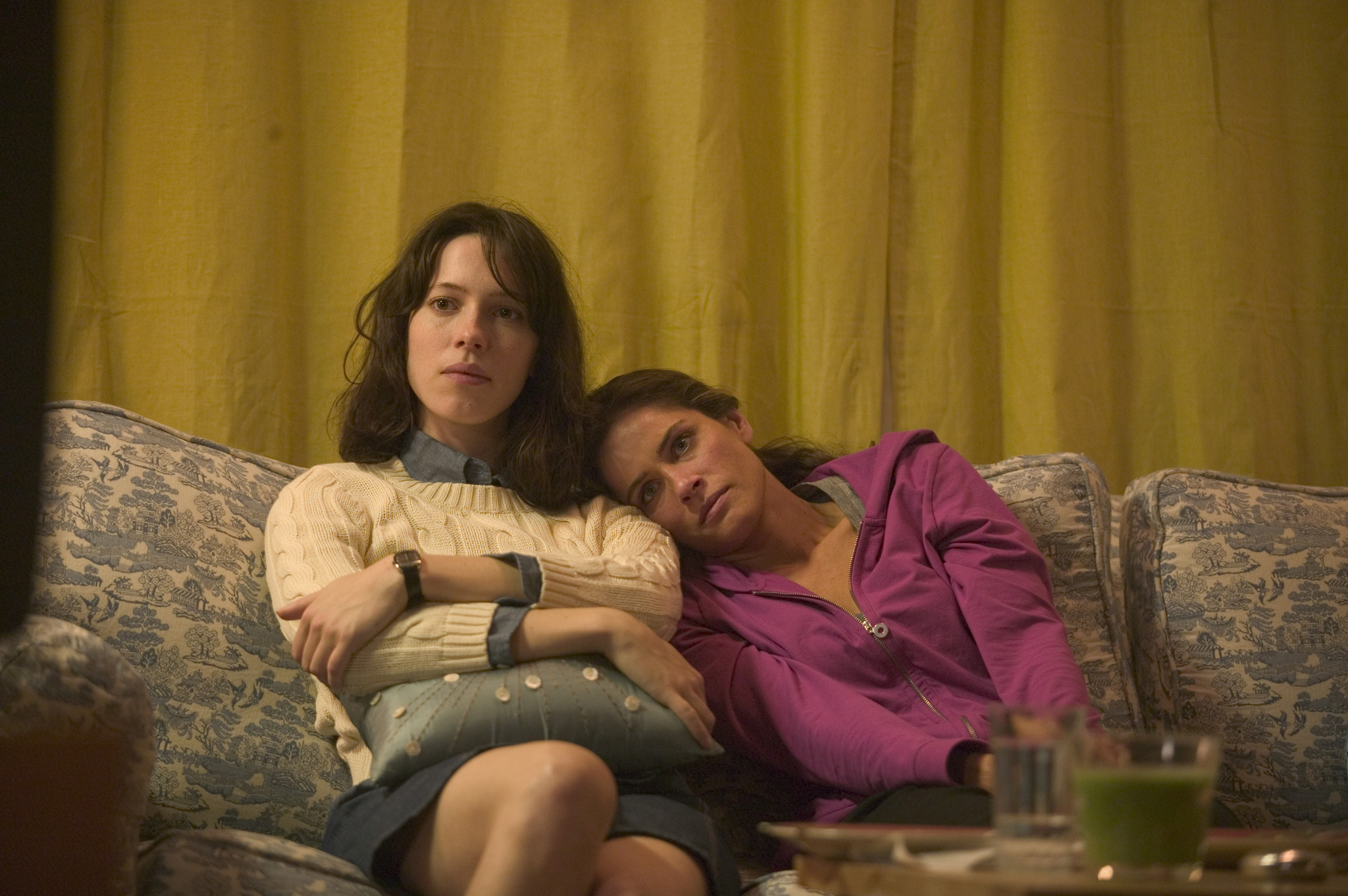 Still of Amanda Peet and Rebecca Hall in Please Give (2010)