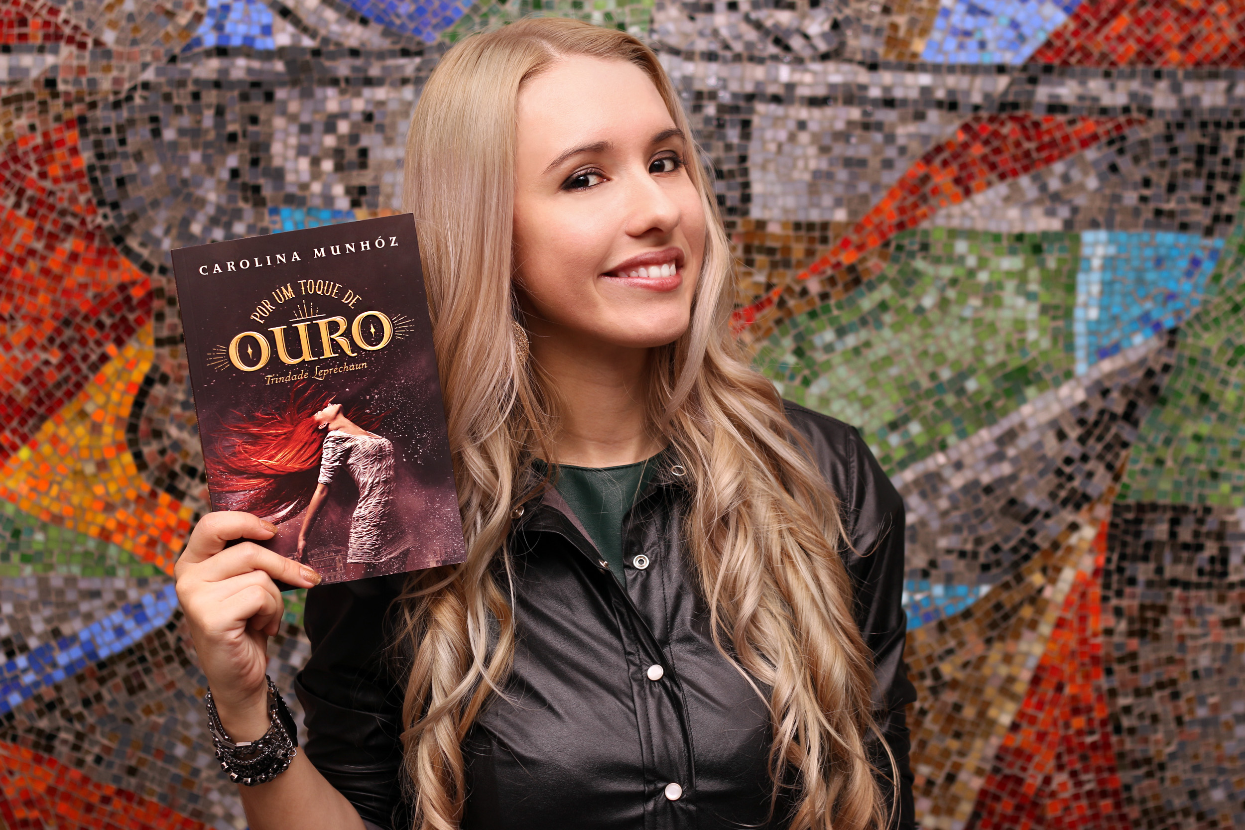 Carolina Munhóz with her book 