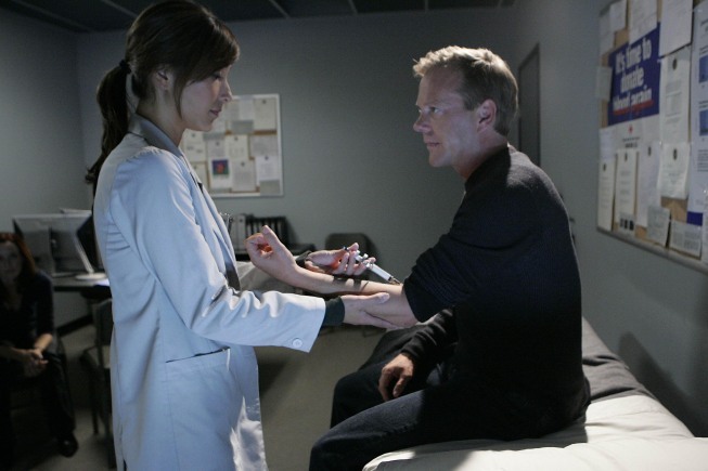 Still of Kiefer Sutherland and Christina Chang in 24 (2001)