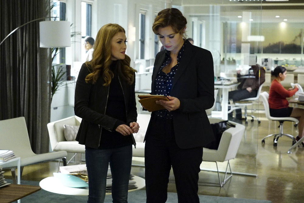 Still of Mireille Enos and Anneleise H. O'Brien in The Catch (2016)