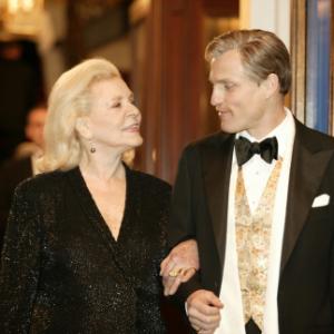 Still of Lauren Bacall and Woody Harrelson in The Walker (2007)