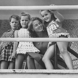 Ingrid Bergman With children Isotta, Robertino and Isabella in Italy