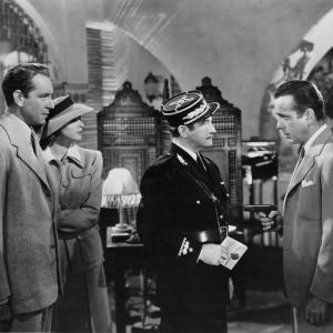 Still of Ingrid Bergman, Humphrey Bogart, Claude Rains and Paul Henreid in Kasablanka (1942)