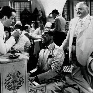 Still of Humphrey Bogart, Sydney Greenstreet and Dooley Wilson in Kasablanka (1942)
