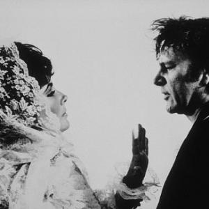 Elizabeth Taylor and Richard Burton in Boom