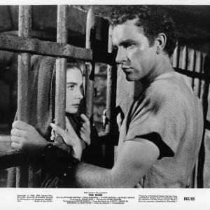 Still of Richard Burton and Jean Simmons in The Robe 1953
