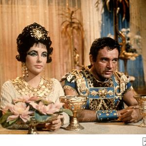 Still of Richard Burton and Elizabeth Taylor in Cleopatra 1963