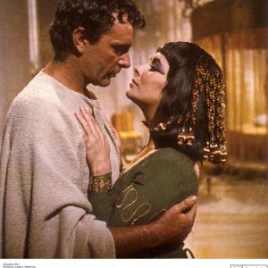 Still of Richard Burton and Elizabeth Taylor in Cleopatra 1963