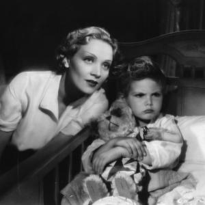 Still of Marlene Dietrich and Dickie Moore in Blonde Venus (1932)