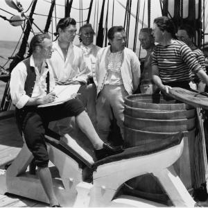 Still of Clark Gable and Charles Laughton in Mutiny on the Bounty (1935)