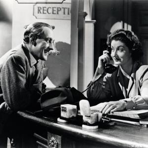 Still of Alec Guinness and Beatrice Campbell in Last Holiday (1950)
