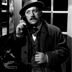 Still of Alec Guinness in A Run for Your Money (1949)