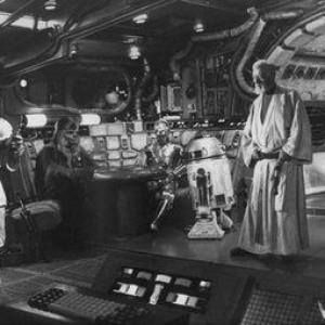 Star Wars Mark Hamill Peter MayhewAnthony DanielsKenny Baker  Alec Guinness 1977 Lucasfilm