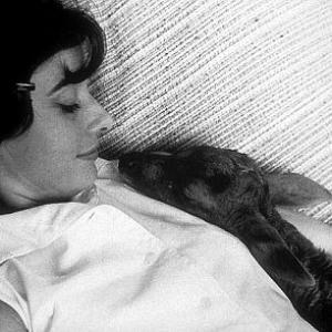 33-1116 Audrey Hepburn at home while filming 