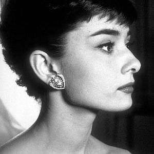 332337 Audrey Hepburn in the Paramount still department