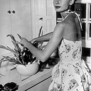 33342 Audrey Hepburn at home C 1952
