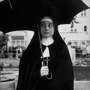 36236 Nuns Story The Audrey Hepburn on the set