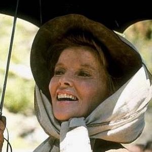 996718 Katharine Hepburn on location for Rooster Cogburn 1975 Universal