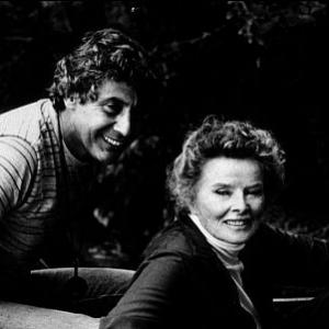 363117 Katharine Hepburn and Director Mark Rydell on the set of On Golden Pond  1981 Universal MPTV