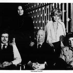 Still of Alfred Hitchcock, Karen Black, Bruce Dern, William Devane and Barbara Harris in Family Plot (1976)