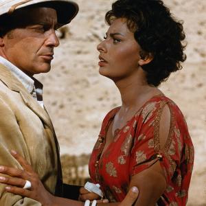 Still of Sophia Loren and Rossano Brazzi in Legend of the Lost (1957)